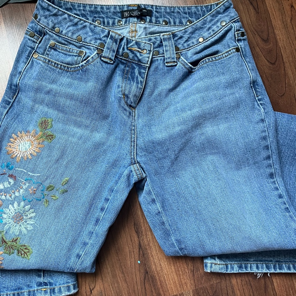 light wash low-rise flare jeans w/ flower embroidery. size 8 petites, reg size 4